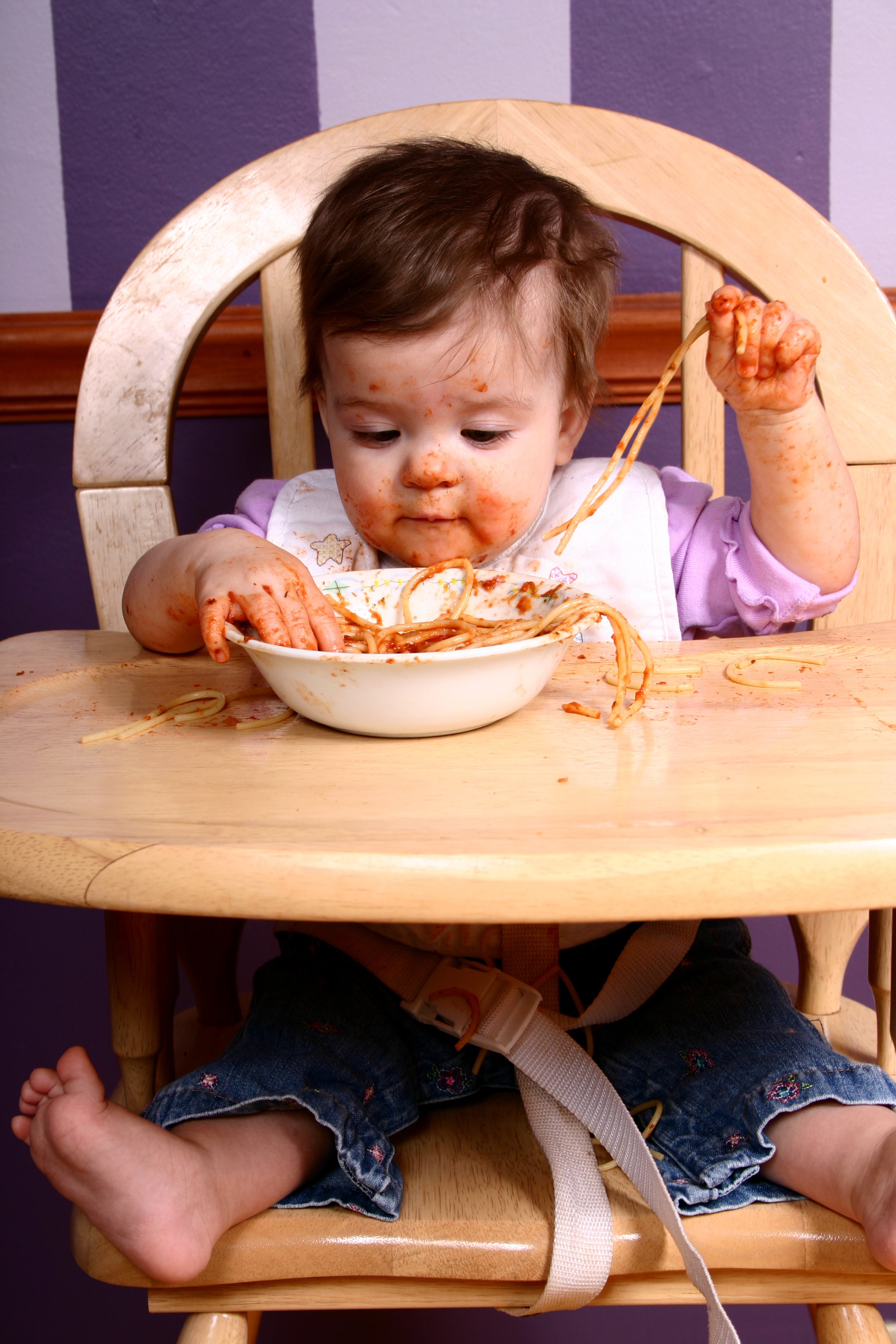 Да научим бебето да се храни самостоятелно без прибори