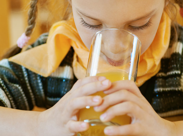 Готовите плодови сокове на закуска увеличават риска от напълняване при децата