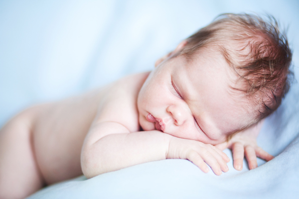 Сънят на бебето и обилното потене