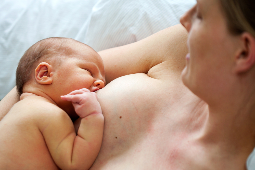 Отлагането на първата баня на новороденото е гаранция за успешно кърмене