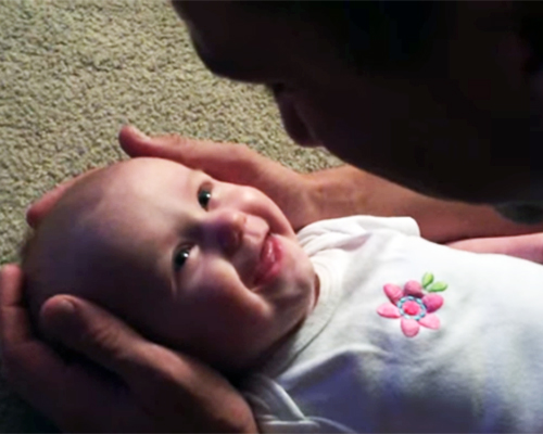 Видео на седмицата: Татко пее на дъщеричката си