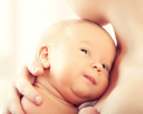 Да има медицински стандарт за първи контакт между майката и новороденото