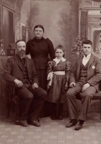 Vintage-Family-Portrait-210x300