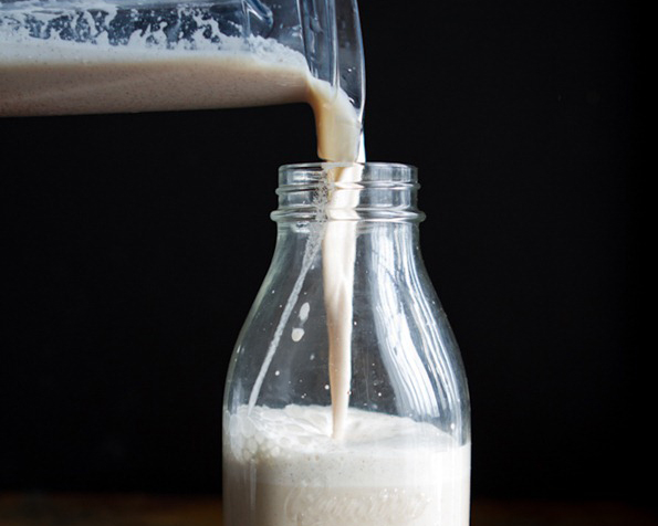 Как се прави ядково мляко – 4 лесни стъпки + рецепта за сладолед