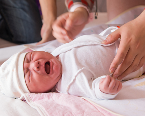 Бебешкият плач контролира родителския мозък