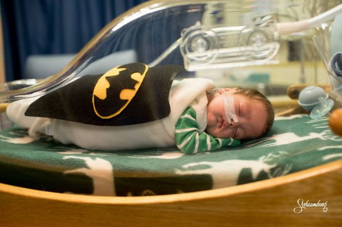 Супергеройски костюми за недоносени бебета – символ на надеждата
