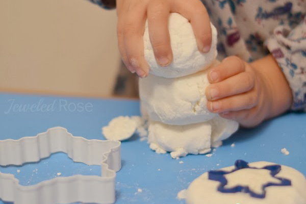 Рецепта за снежно тесто, с което децата да играят