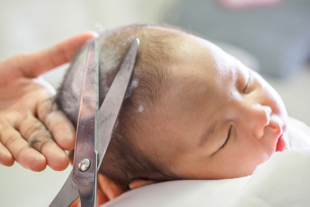 Трябва ли да бръснем главичката на бебето преди да навърши годинка?