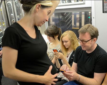 “Бебе на борда” или как в софийското метро ще раздават значки на бременните