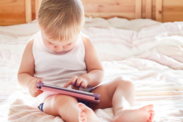 Да държим децата далеч от смарт устройствата и екраните – какво казват експертите?