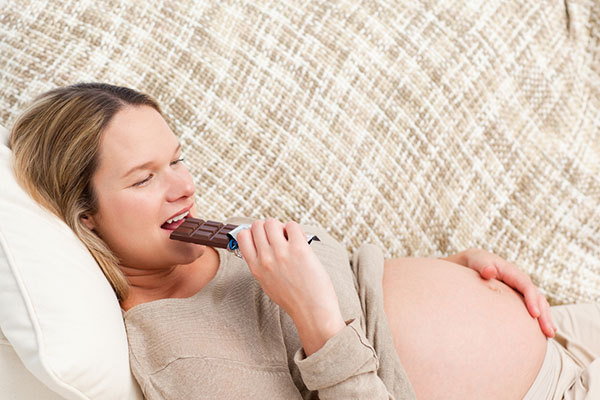 pregnant-woman-eating-chocolate_k