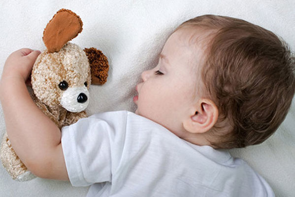 Ранно захранените бебета имат по-здрав нощен сън
