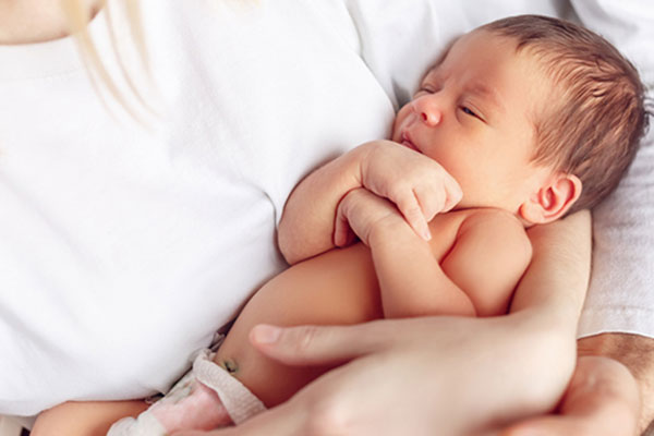 Защо новородено губи от теглото и ръста си след изписването