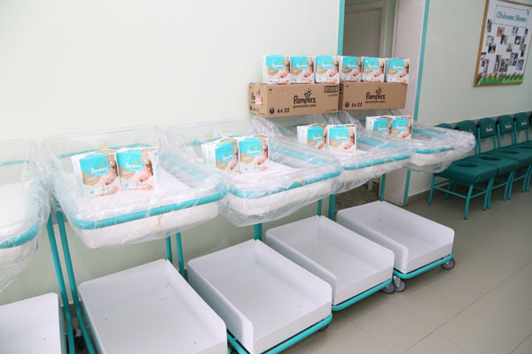 PAMPERS дари неонатално оборудване и пелени на 20 родилни отделения в България
