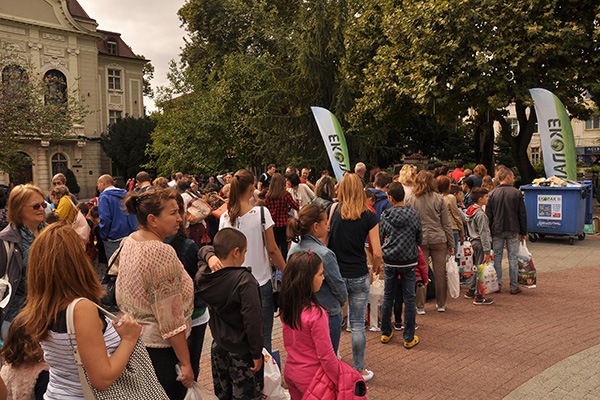 Походът на „Стара хартия за нова книга“ събра децата и в Пловдив