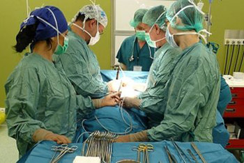 Първата лапароскопска операция на бебе с тумор на бъбрека, извършиха в УМБАЛ „Св. Марина“