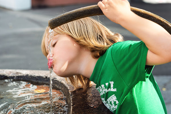 Как да научим детето да пие достатъчно вода