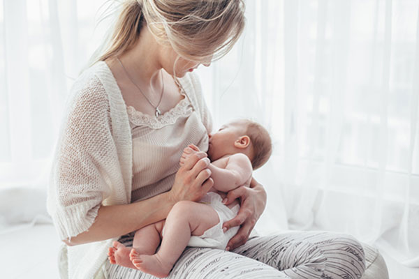 Кърменето пази бебето от стрес
