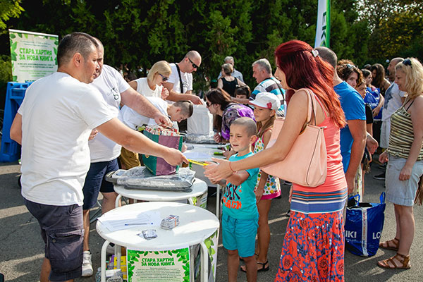 1300 деца поставиха началото на „Стара хартия за нова книга“ в Бургас