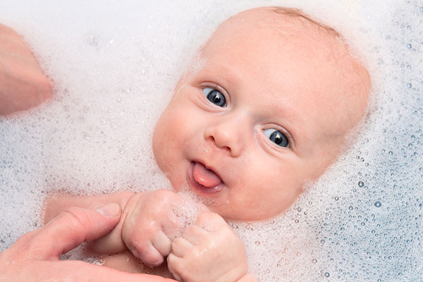 Няколко бабини съвета за къпането на бебето, които останаха в миналото