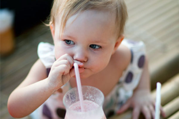 Как да научим детето да пие от сламка