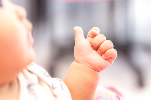 Как езикът на жестовете помага за речевото развитие на децата