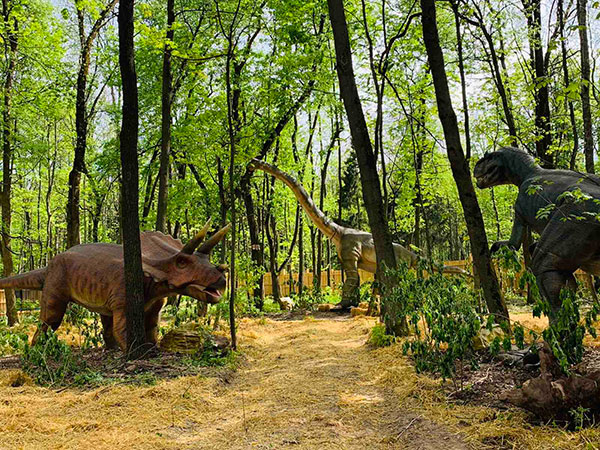 Динозаври завладяват отново парка на Военна академия в столицата до 5 декември