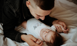 Съвети за изграждане на връзка между таткото и бебето