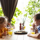 Съвети при храненето в ресторант с дете
